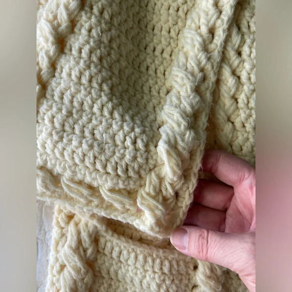 Beautiful Cream Handmade Cable Crochet Knit Poncho Button Front Sz Medium - Picture 10 of 11